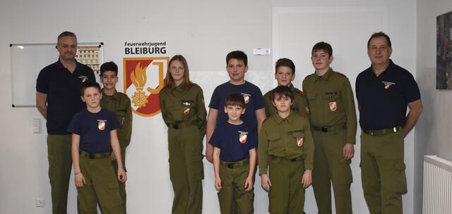 Jugendbeauftragter Jürgen Honorius Haim (rechts) und Alexander Smolnig mit Mitgliedern der Bleiburger Feuerwehrjugend. Die Gruppe freut sich auf weitere interessierte Kinder und Jugendliche, die mitmachen möchten. | Foto: RegionalMedien