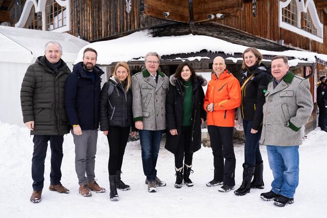 Gruppenbild vor der Schladminger Schafalm: Staatsminister Thomas Schmidt, LR Stefan Schnöll, LR Juliane Bogner-Strauß, LH Christopher Drexler, Botschafterin Victoria Kennedy, BM Martin Kocher, LR Eibinger-Miedl, LR Amon

 | Foto: Land Steiermark