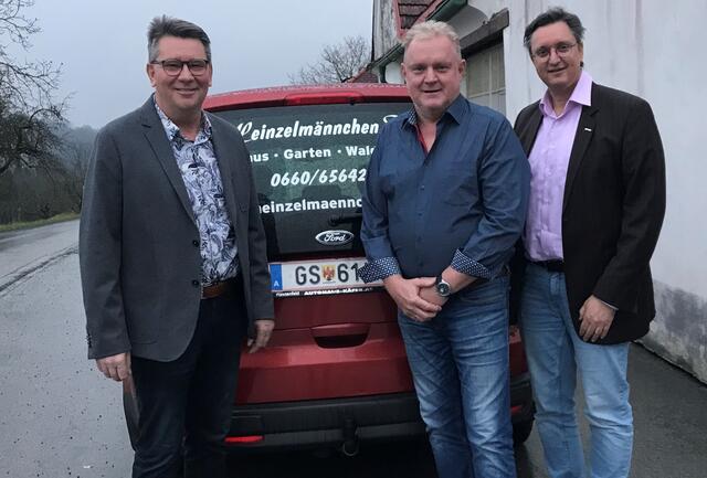 Ein "Heinzelmännchen" feierte. Unter diesem Namen führt Edmund Dorn, der seinen 60. Geburtstag feierte, einen Hausbetreuungsbetrieb in Burgauberg. Namens der Wirtschaftskammer gratulierten Regionalstellenobmann Roman Eder (links) und Regionalstellenleiter Thomas Novoszel (rechts). | Foto: Wirtschaftskammer