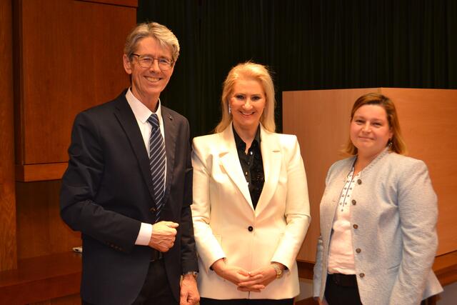Bürgermeister Josef Schweigler, Bezirkshauptfrau Elke Schunter-Angerer und Vizebürgeremeisterin Michaela Kern (v.l.)  | Foto: Herbert Kaufmann 