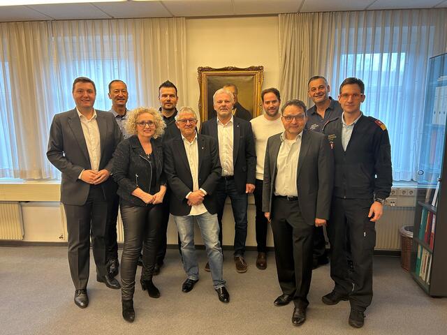 Feuerwehrreferent Sicherheitsstadtrat Michael Raml (links) und der designierte Branddirektor Stefan Krausbar (rechts) danken den Mitgliedern des Vereins „Berufsfeuerwehr Linz. Einst und Jetzt“ für ihr Engagement. | Foto: Stadt Linz