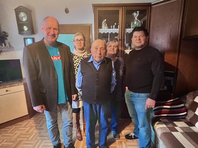 Der älteste Bürger von Bildein feierte seinen 93. Geburtstag. Julian Bauer war Bürgermeister und Ortsvorsteher von Unterbildein. Vbgm. Hansjörg Schrammel, GR Adella Glocknitzer, Tochter Roswitha Eberhardt und Bgm. Emmerich Zax (von links) überbrachten Glückwünsche. | Foto: KVGG