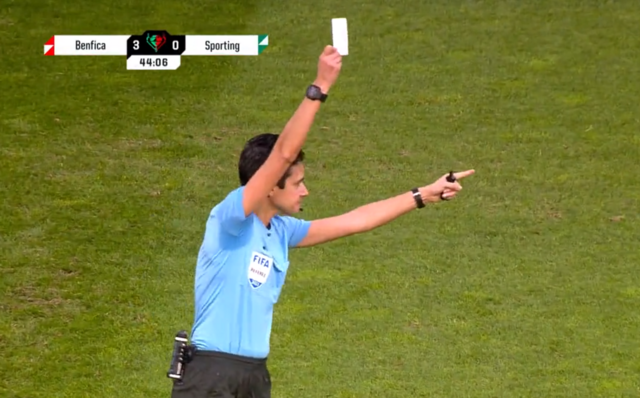 Beim portugiesischen Damen-Cupduell zwischen der beiden Hauptstadtklubs zückte Schiedsrichterin Catarina Campo eine weiße Karte. | Foto: SNEsports/Twitter