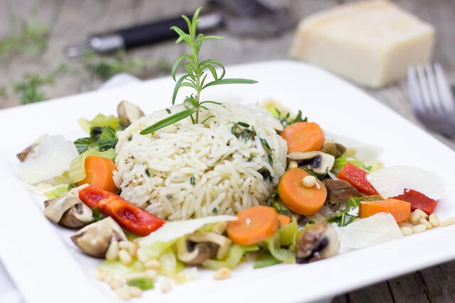 Bunt und gesund: Ausgewogene Ernährung darf und soll in allen Lebensphasen Spaß machen. Bei der Rezeptauswahl gilt: Über den Tellerrand schauen. | Foto: Pixabay