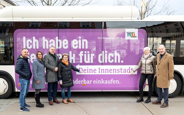 Bus-Chauffeur Franz Haider, Betriebsleiterin Lisa Landzettel (Verkehrsbetriebe), LAbg. Stadtrat Franz Dinhobl, Stadträtin Erika Buchinger, Unternehmerverein-Obfrau Judith Hönig und Bürgermeister Klaus Schneeberger. | Foto: Stadt Wiener Neustadt/Weller