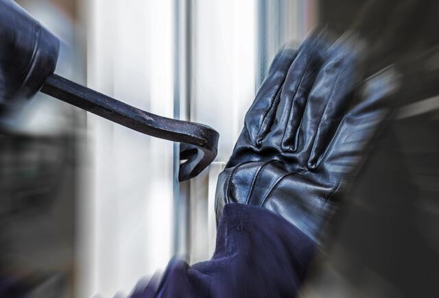 Ein Mann soll am Montag versucht haben, in eine Arztpraxis einzubrechen. Pech für ihn: er wurde bei seiner Tat beobachtet. Die alarmierte Polizei konnte ihn noch vor Ort dingfest machen. (Symbolbild) | Foto: stock.adobe.com/at/Rainer Fuhrmann