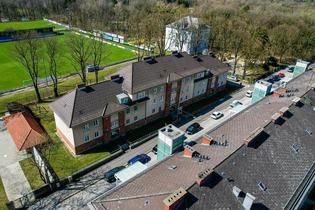 Wie die "Rote Burg" in der Pestalozzistraße zu ihrem Namen kam, ist heute nicht mehr eindeutig.  | Foto: Sammlung Helfried Hinterleitner/Peter Paul Kirschner/Johannes Gstöttenmaier