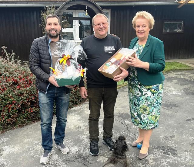 65 Jahre alt wurde Heinz Raaber aus Kukmirn. Der gelernte Elektromechaniker ist Obmann des ARBÖ Rudersdorf, des ÖKB Kukmirn, des Pensionistenvereines Kukmirn und Obmann-Stellvertreter des Pensionistenvereins des Bezirks Güssing. Zehn Jahre war Raaber Gemeinderat. Zum 65. Geburtstag gratulierten unter anderem SPÖ-Bezirksvorsitzende Verena Dunst und Gemeinderat Wolfgang Zach (links). | Foto: SPÖ