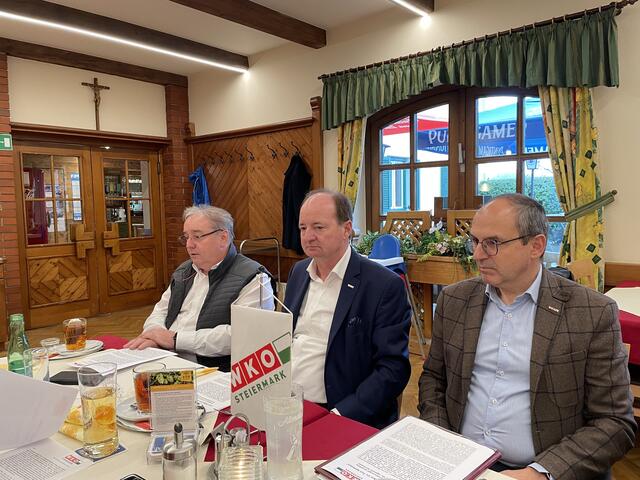 KommR. Vinzenz Harrer, Regionalstellenobmann Weiz, Ing. Herbert Ritter, VPräs. der WKO Steiermark sowie Mag. Andreas Schlemmer, Regionalstellenleiter der WKO in Weiz. | Foto: Regionalmedien Steiermark