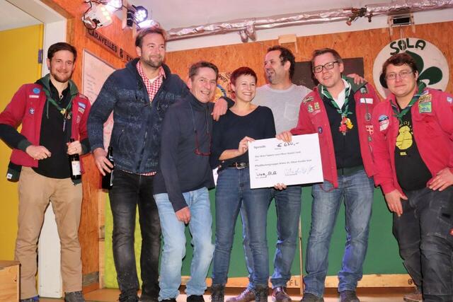 Die Ober St. Veiter Pfadfinder freuen sich über 650 Euro von den Wirten aus Ober St. Veit und Hacking. | Foto: hietzing.at