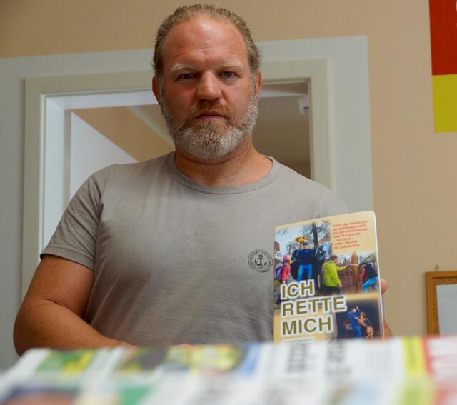 Markus Schimpl möchte seinen Sicherheitsratgeber in Buchform an alle österreichischen Schulen bringen. | Foto: Michl