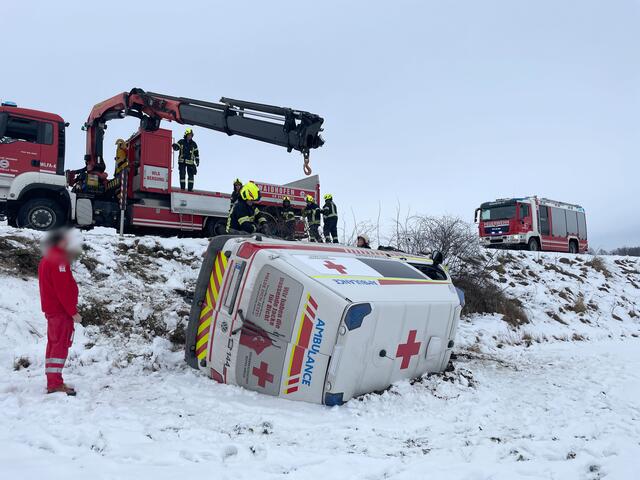 Das verunglückte Rettungsfahrzeug kam im Feld zu liegen. | Foto: FF Waidhofen/Thaya