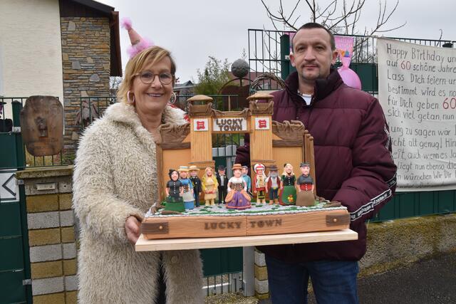 Gabi Kahr-Seper mit Marko Huber und dem Lucky Town aus Fondant. | Foto: Michael Strini