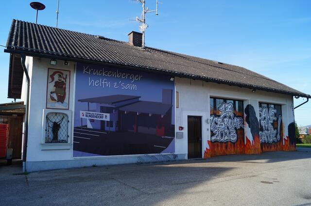 Das in die Jahre gekommene Zeughaus wird abgerissen und am bestehenden Standort neu gebaut. | Foto: FF Blindendorf