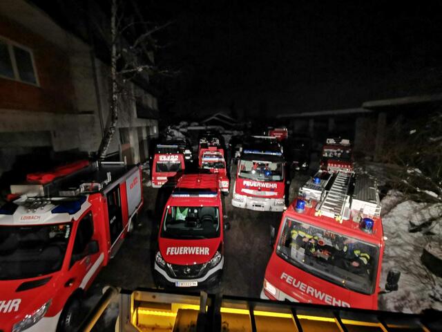 Fast 100 Feuerwehrleute halfen vor Ort mit