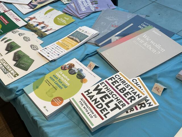 Prospekte und Broschüren luden zum Näherinformieren ein.