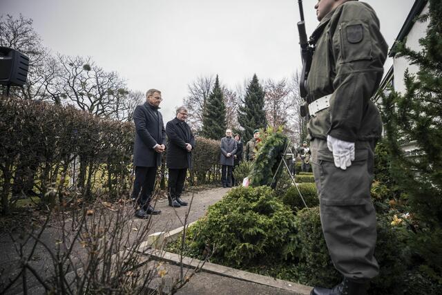 Landeshauptmann Thomas Stelzer mit Bischof Manfred Scheuer am Grab von Heinrich Gleißner. | Foto: Land OÖ/Mayrhofer