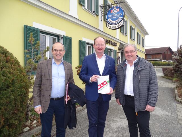Mag. Andreas Schlemmer, Regionalstellenleiter der WKO in Weiz, Ing. Herbert Ritter, VPräs. der WKO Steiermark sowie KommR. Vinzenz Harrer, Regionalstellenobmann Weiz. | Foto: Regionalmedien Steiermark
