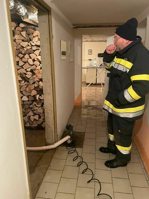In manchen Haushalten musste Wasser abgepumpt werden. | Foto: FF Hohlbach-Riemerberg