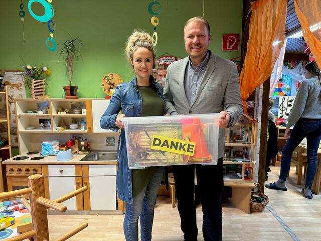 FPÖ-Bundesrat Markus Leinfellner durfte dem Privatkindergarten „"rambambuli" eine große Spielzeug-Box übergeben. | Foto: FPÖ Voitsberg