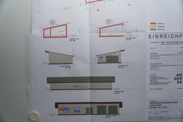 Am Ortsrand zwischen Reutte und Pflach, nahe dem Innovationszentrum, wird die Halle für die Obstpresse gebaut. | Foto: Reichel