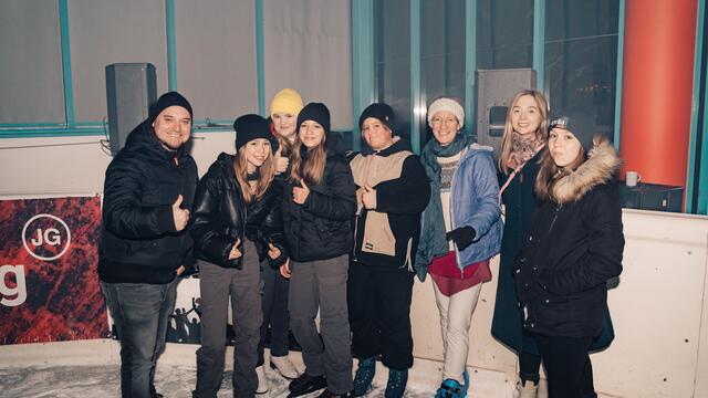 Jede Menge Spaß auf der Eisfläche: Jugendstadtrat Bernhard Stegh lud die jungen Damen vom Mädchentreff Marchtrenk zur Eisdisco ein.  | Foto: Stadtgemeinde Marchtrenk