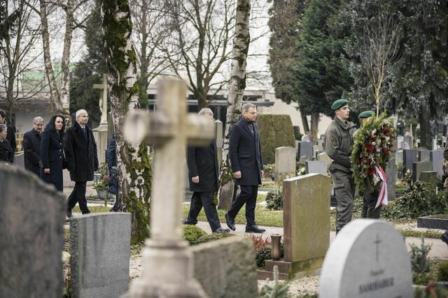 Landeshauptmann Thomas Stelzer mit Bischof Manfred Scheuer und den Ehrengästen beim feierlichen Einzug am St. Barbara Friedhof in Linz. | Foto: Land OÖ/Mayrhofer