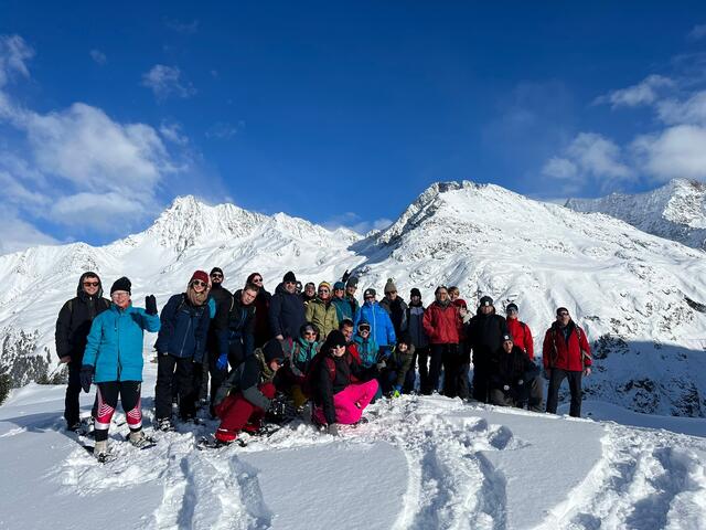 Die Teilnehmer:innen aus Hessen bei einer alpinen Schneeschuhwanderung im Kaunertal. | Foto: Kaunertaler Bergführer