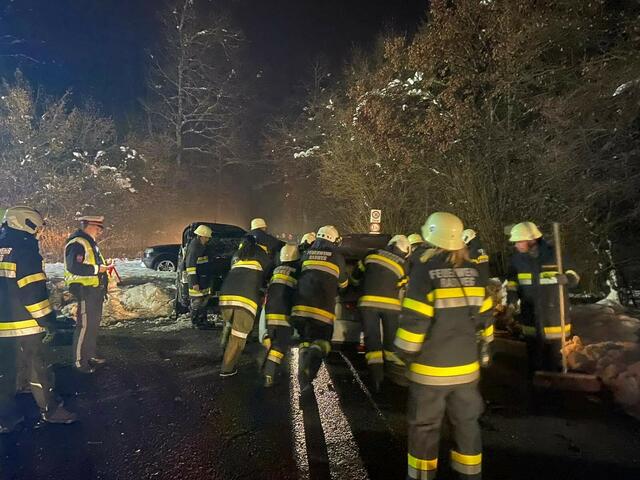 Die Einsatzkräfte vor Ort hatten alle Hände voll zu tun | Foto: FF Radweg