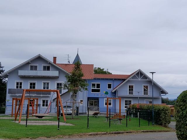 Der Kindergarten Hollenegg mit neuem Spielplatz  | Foto: Susanne Veronik