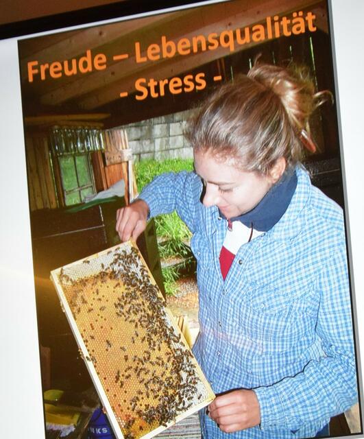 Bildmaterial für einen erhöhten Prxisbezug.  | Foto: Imkerschule Tirol