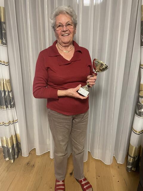 Annemarie Latty mit ihrem ersten Pokal. | Foto: Bendl