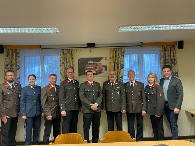 V.l.: OBI Daniel Wagner, PI Julia Schüler, BI Dominik Herster, V Lukas Prack, PFM Marius Szabo, ELM Georg Gramm, EHBM Steiner Bernhard, VM Fahrngruber Romana, Vbgm. Manuel Aichberger. | Foto: FF Schrambach