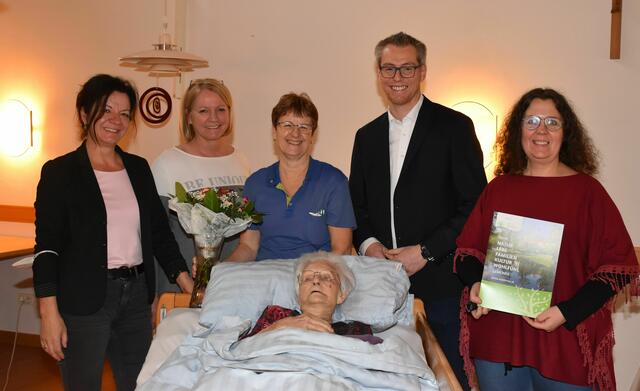 Isabella Löckinger, Sylvia Seibert, Ingrid Steidl, Bürgermeister Johannes Heuras, Julia Krifter | Foto: Marktgemeinde St. Peter