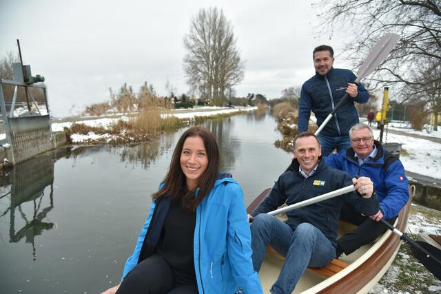 Paddeln am Wiener Neustädter Kanal: GF Wiener Alpen Tourismus Mariella Klement-Kapeller, Tourismuslandesrat Jochen Danninger, LAbg. Christoph Kainz und Wienerwald Tourismus GF Michael Wollinger. | Foto: Wienerwald Tourismus/Sonja Pohl