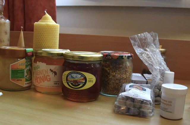 Bienen-Erzeugerprodukte und einiges an Anschaungsmaterial von Imkerwerkzeug und Gerätschaft durften beim Vortrag nicht fehlen. | Foto: Schwaighofer