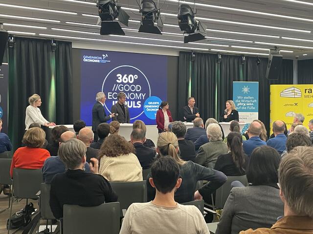 Elisabeth Prochaska, Gerhard Buchinger, Daniela Allmeier, Christian Felber, Roswitha Reisinger und Martin Huber beteiligten sich an der Diskussion.
