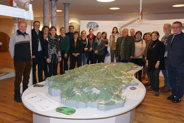 Im "Haus der Wildnis" tauschten sich die Vertreter der Eisenstraße-Museen aus. Bürgermeister Josef Schachner (2.v.l.), Eisenstraße-Museumssprecherin Monika Reiter (3.v.l.) und "Haus der Wildnis"-Leiterin Katharina Pfligl (5.v.l.) hießen die Gruppe in Lunz am See willkommen.
 | Foto: eisenstrasse.info