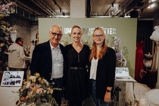 Nominiert: Brandstätter KG "Bestes Gesamtkonzept Floristik". Im Bild Geschäftsführer Robert Brandstätter, Leiterin Eventfloristik Anja Breu und Eventfloristin Helene Schafleitner.

 | Foto: @wearetheclick