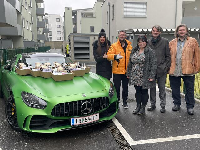 Susi und Walter Temmer bei der Übergabe der Willkommensgeschenke an Vertreter von "alpha nova" für die neuen Bewohnerinnen und Bewohner in der Otmar Rußheim Straße. | Foto: Waltraud Fischer