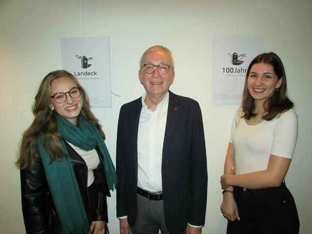 Bgm. Herbert Mayer gratulierte den Schülerinnen Leonie Alber und Romina Mark zu ihren Leistungen. 