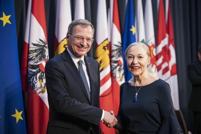 Landeshauptmann Thomas Stelzer mit Außenministerin a.D. und EU-Kommissarin a.D. Benita Ferrero-Waldner beim Festakt im Linzer Landhaus. | Foto: Land OÖ/Mayrhofer