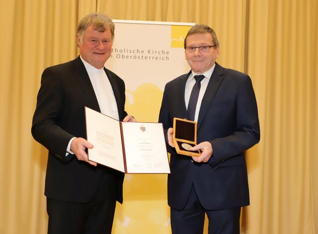 Der geehrte Josef Einböck (rechts) mit Bischof Manfred Scheuer, der ihm die Severin-Medaille überreichte.  | Foto: Franz Reischl