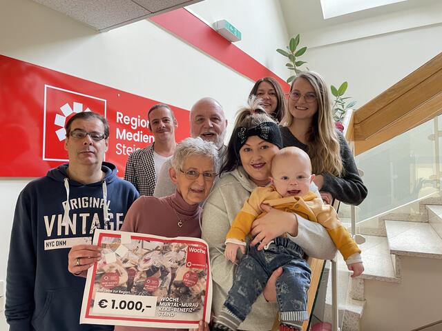 Das Team der Woche Murtal/Murau bzw. MeinBezirk.at hat Fabian und seiner Familie den Spendenscheck in Höhe von 1.000 Euro übergeben. | Foto: RegionalMedien Steiermark