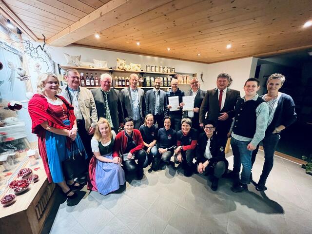 Sebastian Schuschnig in der Mitte, rechts von ihm Martin Wosseng und Johann Acker sowie Mitglieder der Slow Food-Gemeinschaft. | Foto:  Büro LR Schuschnig