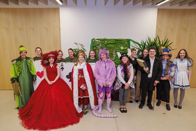 Die Schauspieltruppe der 4A trumpfte im „Wunderland-Style“ auf. | Foto: Tourismusschulen Retz