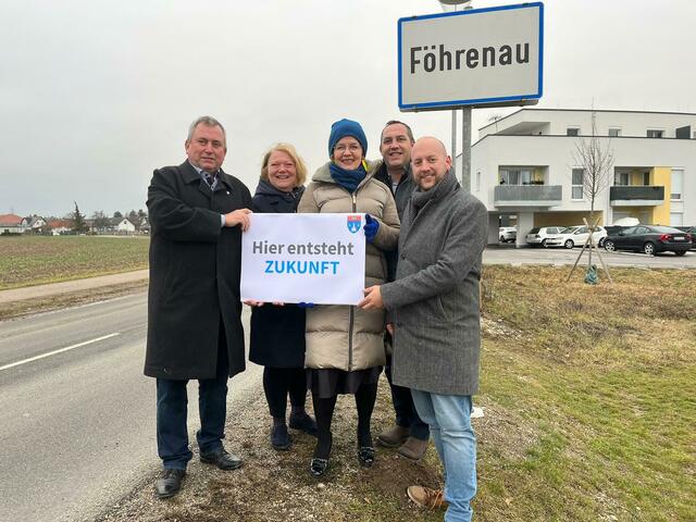 Bgm. Bernhard Karnthaler, VBgm. Heidi Lamberg, LR Christiane Teschl-Hofmeister, GGR Markus Kitzmüller-Schütz, GGR David Diabl direkt in Föhrenau, wo der neue Kindergarten entstehen soll.
 | Foto: Gemeinde Lanzenkirchen