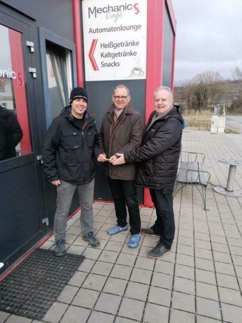 Thomas Thiess, Lions Andreas Hackstock und  Stefan Heinrich vor dem Mechanics Café | Foto: Lions Club