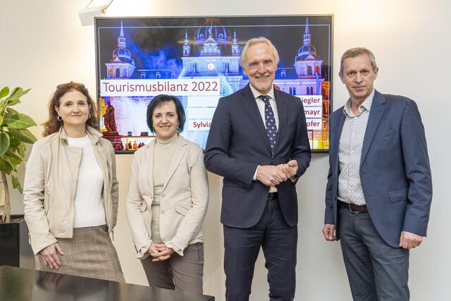 Freuen sich über positive Tourismus-Zahlen in Graz: Susanne Haubenhofer und Sylvia Loidolt (Geschäftsführerin und Vorsitzende Erlebnisregion Graz), Stadtrat Günter Riegler und Dieter Hardt-Stremayr (Geschäftsführer der Graz Tourismus und Stadtmarketing Gesellschaft). | Foto: Stadt Graz/Fischer