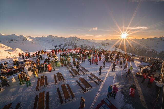 Sonnenuntergang mit Lounge-Feeling und Cocktails am Pardatschgrat auf 2.624 Metern Höhe bei sun.downer. | Foto: TVB Paznaun - Ischgl
